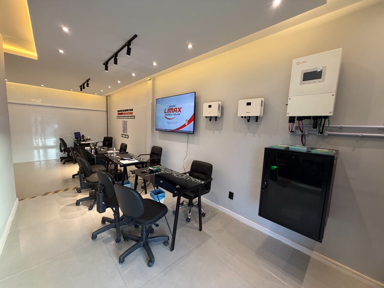 Interior do showroom Limax com inversores solares